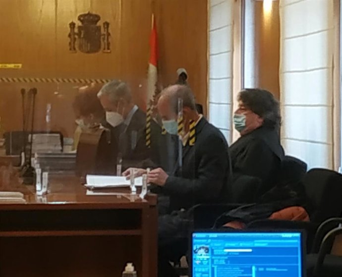 El acusado, en primer plano, en una de las sesiones del juicio en la Audiencia de Valladolid.