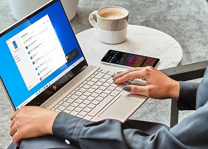 Archivo - Pc con windows y móvil Android