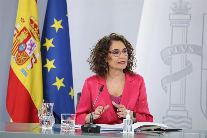 La ministra portavoz y ministra de Hacienda, María Jesús Montero, comparece en rueda de prensa posterior al Consejo de Ministros extraordinario celebrado en Moncloa, a 12 de marzo de 2021. El Gobierno ha aprobado hoy un paquete de ayudas públicas por im
