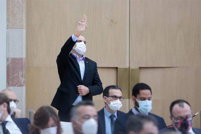 El líder de Cs en el Parlament, Carlos Carrizosa, pidiendo intervenir al pleno de constitución de la XIII legislatura el 12 de marzo de 2021