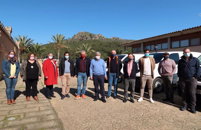 Miembros del Consell encabezados por el conseller insular Jaume Alzamora y representantes del Ayuntamiento de Andratx liderados por el alcalde Joan Manera.