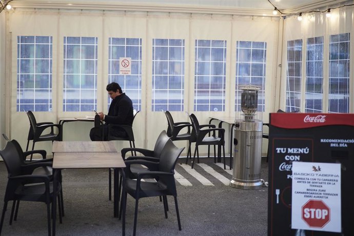 Archivo - Terraza cubierta de un restaurante en Pamplona.