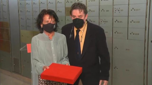 Elisa Delibes posa junto a Luis García Montero instantes antes de depositar la caja con el legado de su padre.