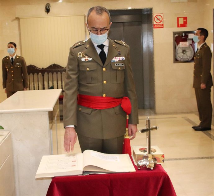 El general Francisco Germán Martínez Lozano asume el cargo de comandante militar de Navarra.