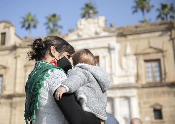 La diputada no adscrita, Teresa Rodríguez, con una de sus hijas, durante el acto con motivo del Día de Andalucía. En Sevilla (Andalucía, España), a 28 de febrero de 2021. (Foto de archivo). 