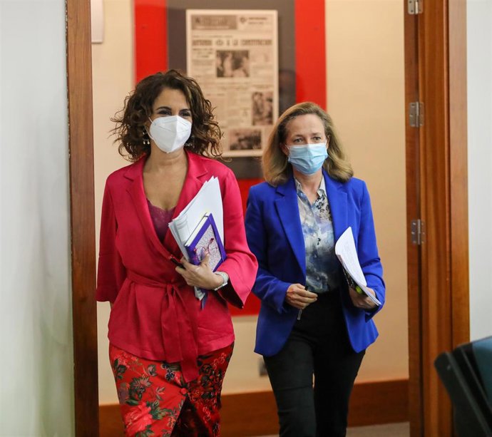 La ministra portavoz y ministra de Hacienda, María Jesús Montero, y la vicepresidenta tercera y ministra de Asuntos Económicos y Transformación Digital, Nadia Calviño, este viernes.