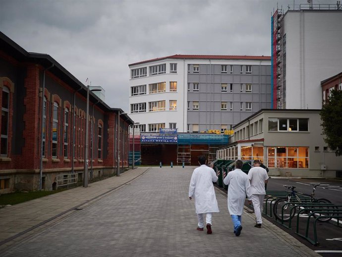 Archivo - Personal sanitario del Hospital de Navarra durante la cuarta semana de confinamiento por el Estado de Alarma decretado por el Gobierno de España con motivo del coronavirus, COVID-19. En Pamplona, Navarra (España) a 7 de abril de 2020.