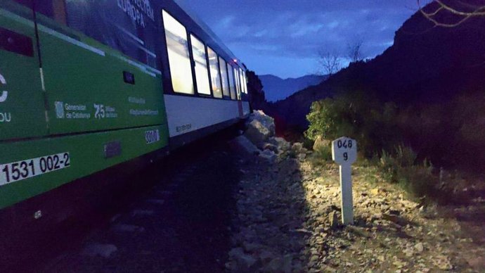 Un tren de FGC ha chocado contra un desprendimiento de rocas entre las estaciones de las estaciones de Santa Linya y ger (Lleida).