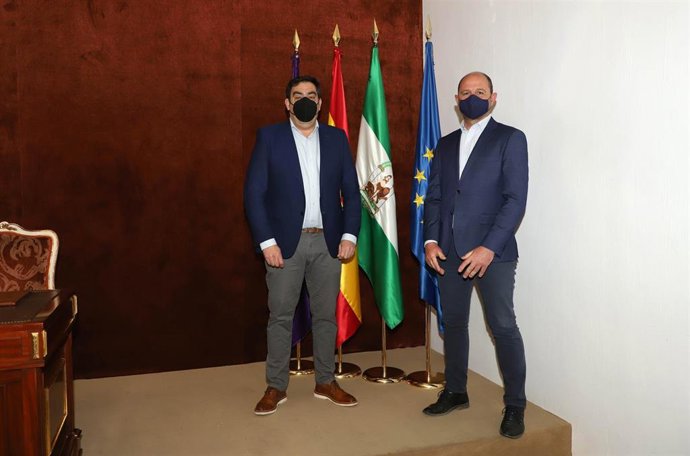 El delegado de Empleo en la Diputación de Córdoba, Miguel Ruz (dcha.), y el presidente de la Asociación de Trabajadores Autónomos en Andalucía, Rafael Amor.
