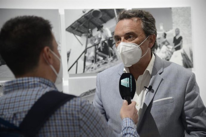 El alcalde de Torremolinos, José Ortiz, atiende a los medios en una visita a una exposición en Málaga