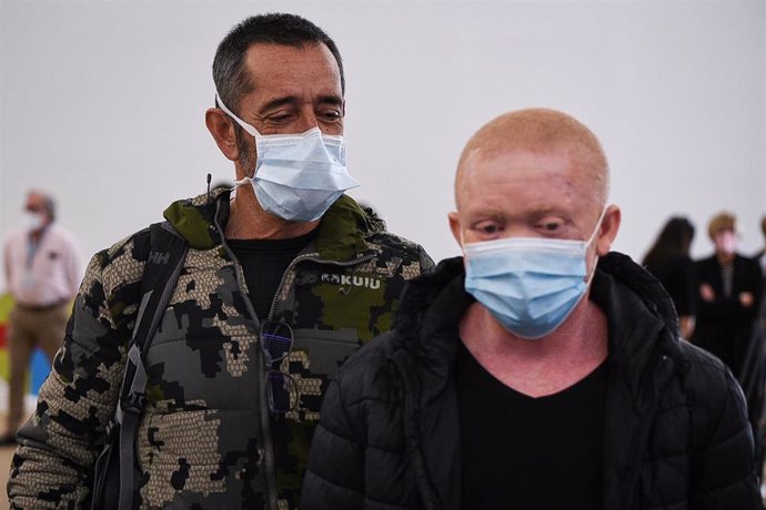 El doctor Pedro Cavadas, a la izquierda, con el joven albino guineano al que ha operado de cáncer facial 