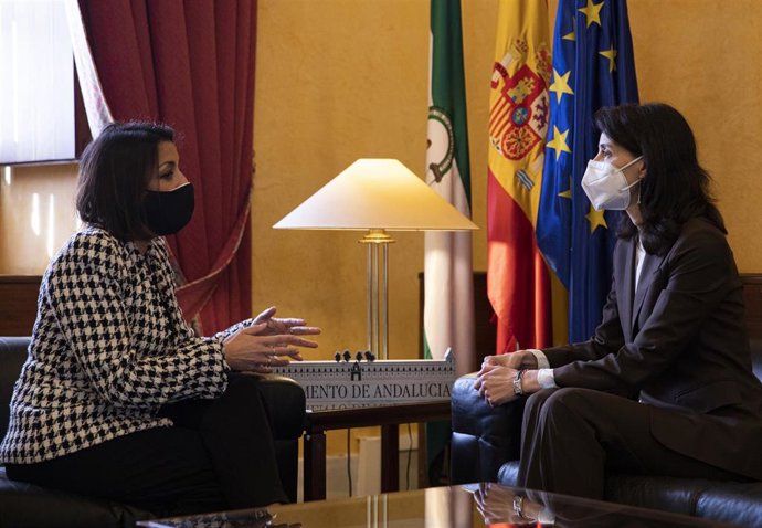 La presidenta del Parlamento, Marta Bosquet, este viernes junto a la presidenta del Senado, Pilar Llop. 