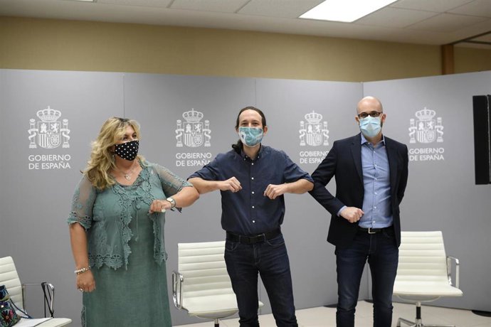 Archivo - El vicepresidente segundo Pablo Iglesias (c), saluda al secretario de Estado de Derechos Sociales Nacho Álvarez (1i); y a la presidenta de la Federación de Asociaciones de Mujeres Gitanas (FAKALI), Beatriz Carrillo de los Reyes