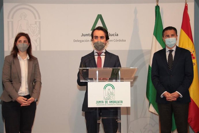 Muñoz-Atanet (centro), entre Casanueva y Arias en la presentación.