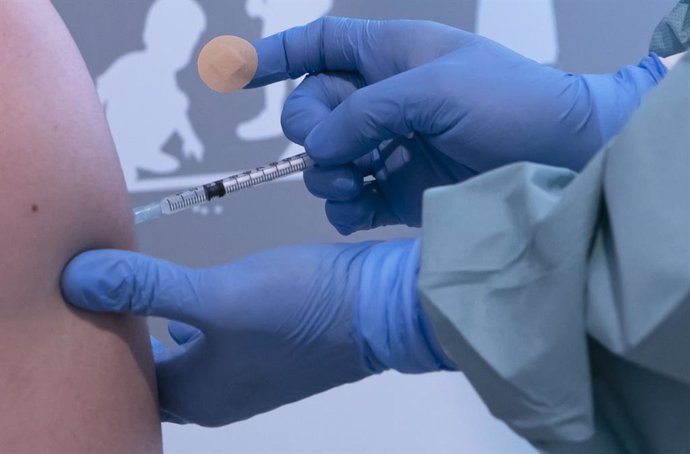 Archivo - Un sanitario del Hospital Fátima recibe la primera dosis de la vacuna de Pfizer contra la Covid-19. 