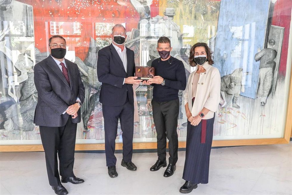 Ramon Agenjo, Albert Agustí, Antonio Banderas y Rocío de Aguilera, en la entrega del Premio Sport Cultura Barcelona