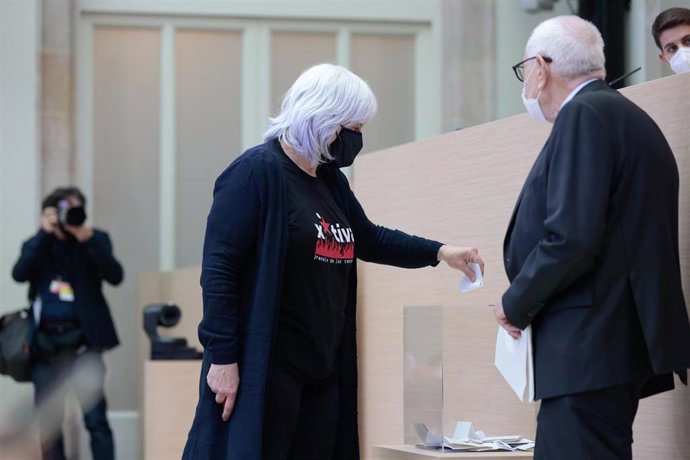 La diputada de la CUP Dolors Sabater votando durante la elección de la Mesa del Parlament de la XIII legislatura el 12 de marzo de 2021