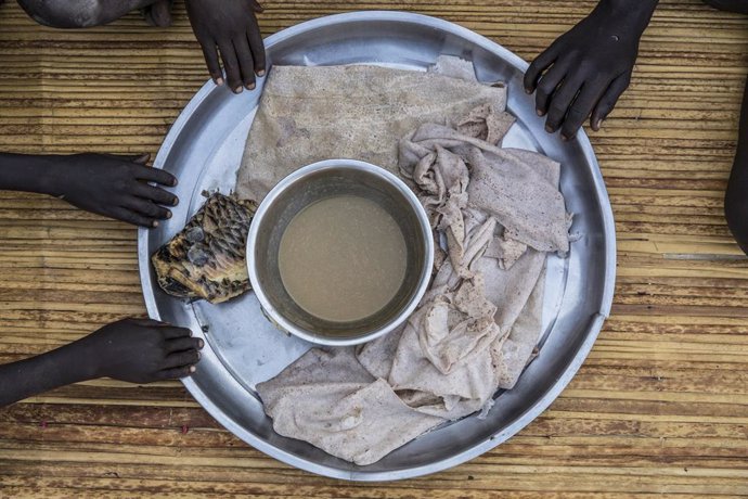 Archivo - Ayuda alimentaria a personas de Nyal, Sudán del Sur