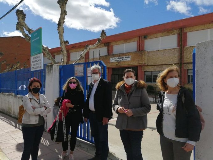 El diputado de Unidas por Extremadura en la Asamblea Joaquín Macías en una visita al CEIP Sebastián Martín de Montehermoso (Cáceres)