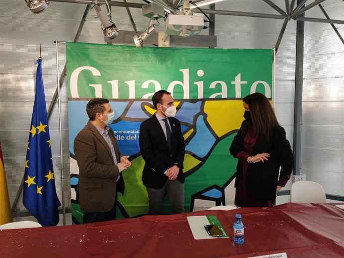 El director provincial del SAE y delegado de Empleo, Ángel Herrador (centro), en el encuentro con responsables de la Mancomunidad del Guadiato.