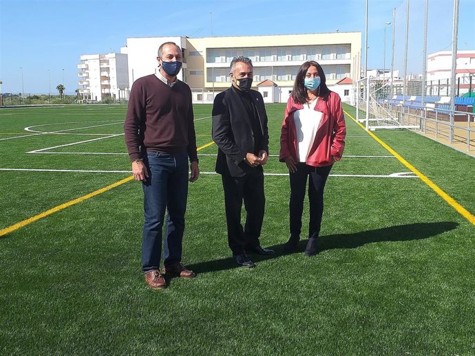 Visita de la delegada de Educación y Deporte en Huelva, Estela Villalba, al nuevo campo de fútbol de Isla Cristina.