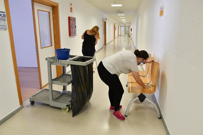 Archivo - Personas contratadas a través del programa de prevención de exclusión social