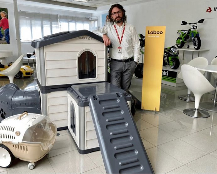 El Consejero Delegado de Injusa muestra algunos de los productos