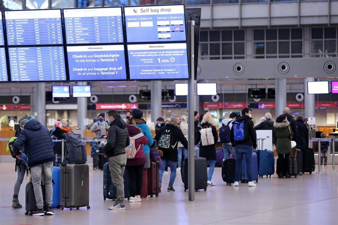 Archivo - Viajeros en el aeropuerto de Hamburgo