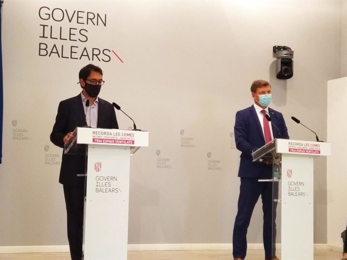 El conseller Iago Negueruela junto al CEO de Eurowings, Florian Müller, en rueda de prensa.