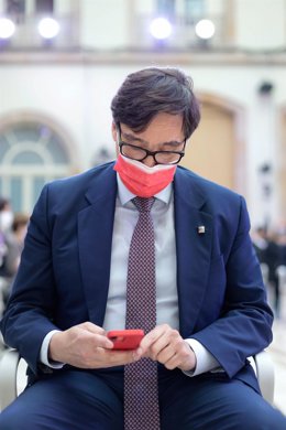El líder del PSC-Units, Salvador Illa, consultando el teléfono móvil durante la sesión constitutiva de la XIII legislatura del Parlament