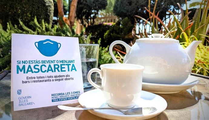 Cartel informativo sobre el uso de la mascarilla en bares y restaurantes.