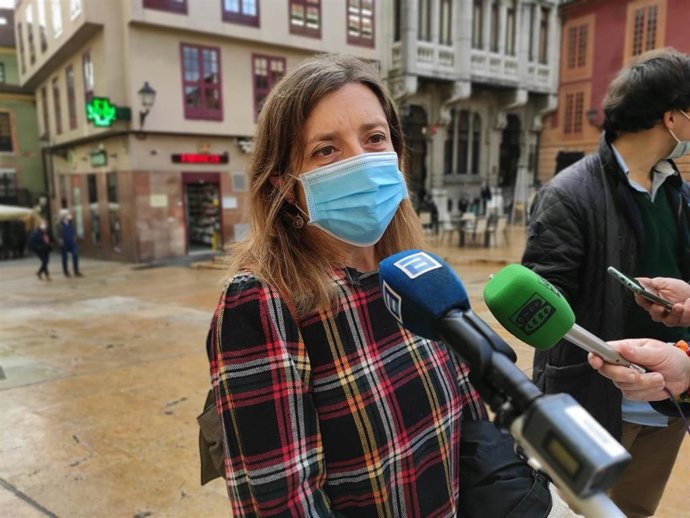 Archivo - La portavoz de Somos Oviedo, Ana Taboada, atiende a los medios.