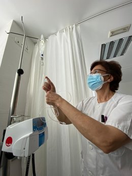 Una profesional sanitaria en el Hospital Infanta Margarita de Cabra. Imagen de archivo.