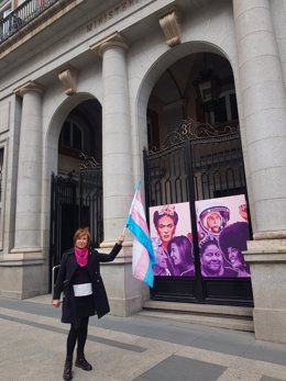 La presidenta de la Federación Plataforma Trans, Mar Cambrollé, en huelga de hambre ante el Ministerio de Igualdad