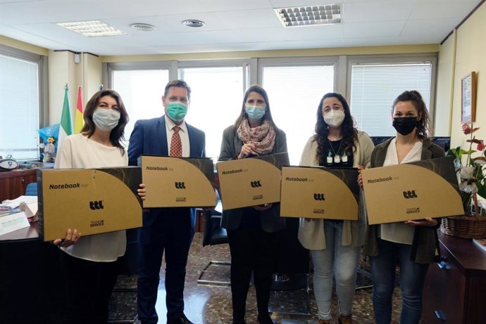 Junta distribuye equipos informáticos para la educación de alumnos enfermos o con discapacidad