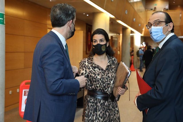 La portavoz de Vox, Rocío Monasterio (2i), y el diputado de Vox, José Luis Ruiz Bartolomé (1i), antes de una sesión plenaria en la Asamblea de Madrid (España), a 18 de febrero de 2021. El pleno debate hoy sobre el gasto del fondo europeo, líneas estratégi