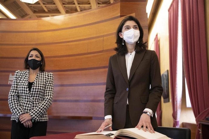 La presidenta del Parlamento, Marta Bosquet, y la presidenta del Senado, Pilar Llop, en el encuentro que han mantenido este viernes en Sevilla. 