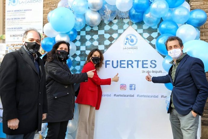 La concejal del Mayor, Paloma Espinosa, la consejera municipal de Hacienda, María Navarro, y el concejal de Personal y presidente del Distrito del Casco Histórico, Alfonso Mendoza, en su visita a la Fundación La Caridad