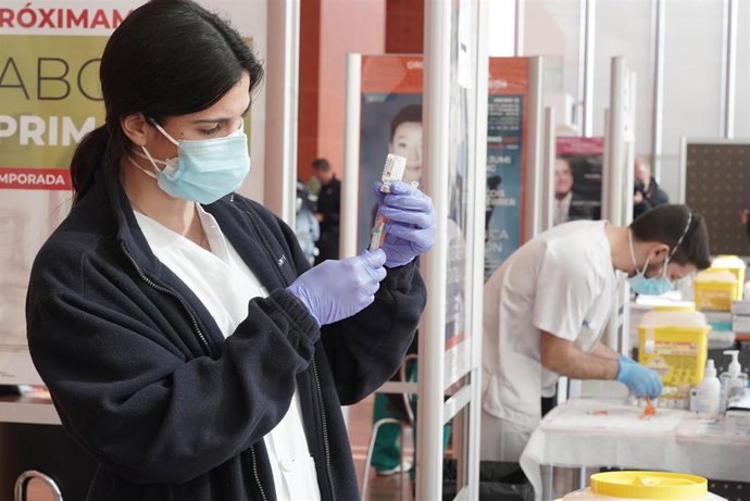 Archivo - Vacunación en el Centro Cultural Miguel Delibes de Valladolid.