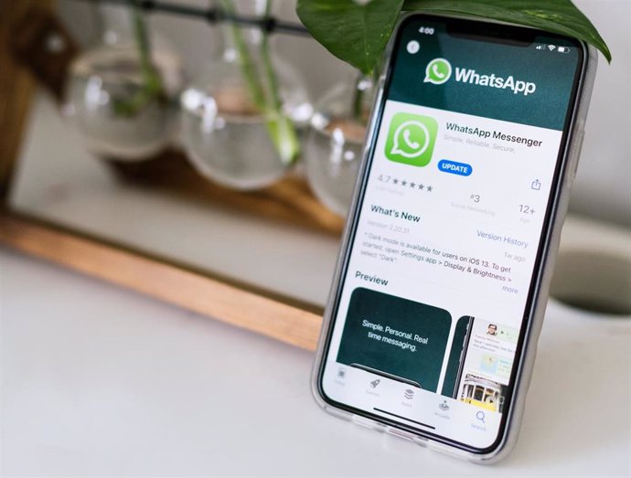 Archivo - Aplicación de WhatsApp en un móvil.