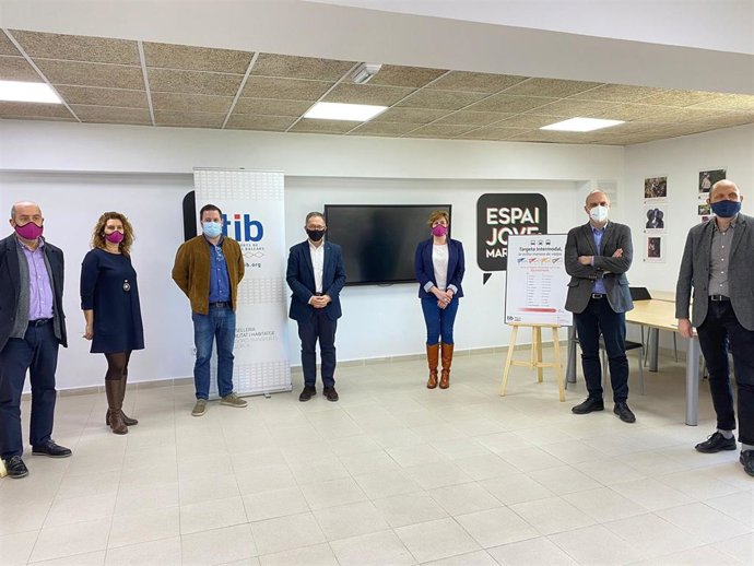 El conseller Josep Marí en la presentación de la campaña para emitir la Tarjeta Intermodal en cada municipio.