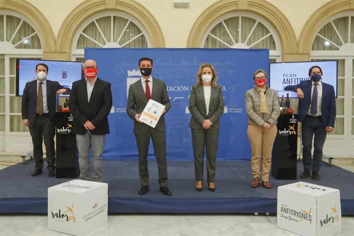 El presidente de la Diputación de Almería presenta el plan Anfitriones 'Diego García' de apoyo a la hostelería