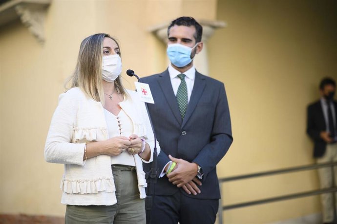 Archivo - La consejera Marifrán Carazo junto al alcalde de Almería, Ramón Fernández-Pacheco en una imagen de archivo