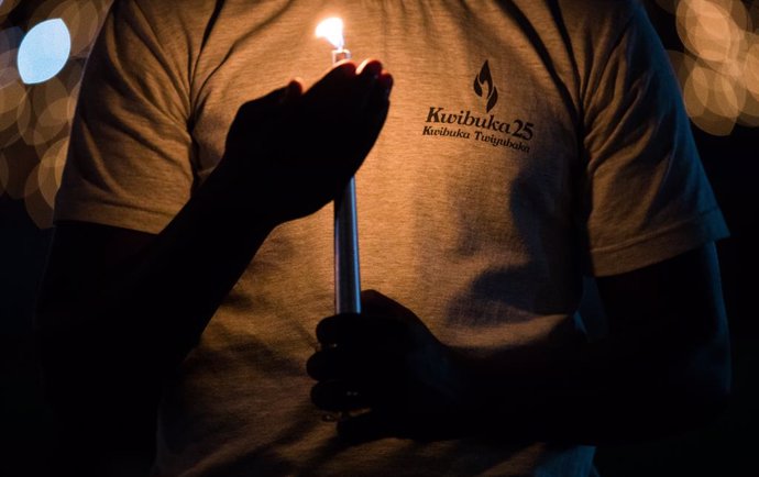 Archivo - 07 April 2019, Rwanda, Kigali: A person holds a candle during a vigil service marking the 25th anniversary of the Rwandan genocide, during which nearly 800,000 people were killed, at the Amahoro Stadium. Photo: Benoit Doppagne/BELGA/dpa