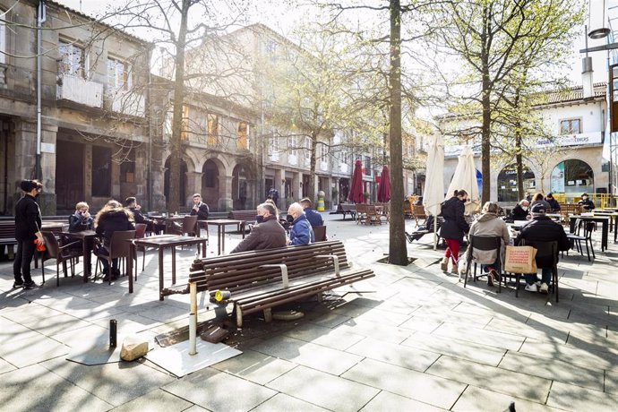 Ambiente en las terrazas de varios establecimientos durante el primer día de la reapertura del interior de los bares y restaurantes en Pontevedra, Galicia (España), a 8 de marzo de 2021
