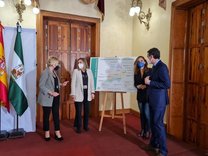 La consejera de Fomento, Marifrán Carazo, durante una rueda de prensa en Almería