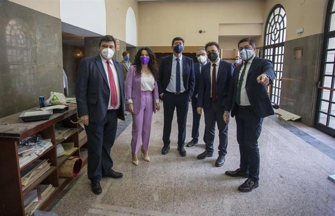 El alcalde de Huelva, Gabriel Cruz, en su visita a las obras de remodelación del Gran Teatro, junto al vicepresidente de la Junta de Andalucía, Juan Marín y la consejera de Igualdad, Rocío Ruiz.