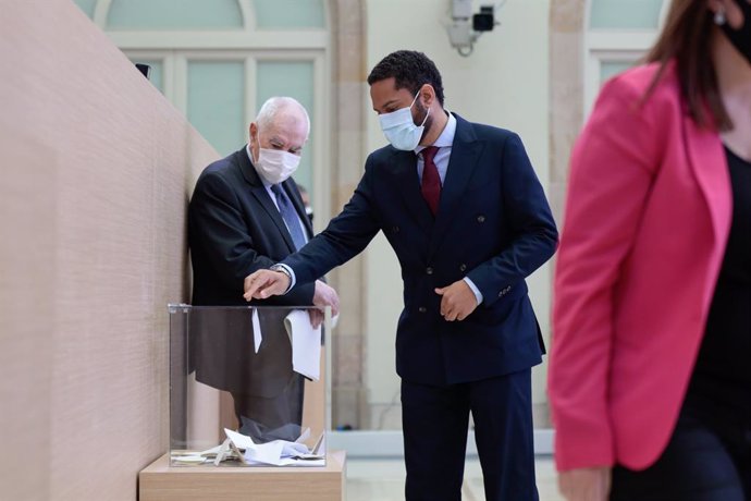 El líder de Vox al Parlament, Ignacio Garriga, vota durant l'elecció de la Mesa de la XIII legislatura el 12 de mar del 2021