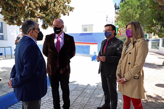 El presidente de la Diputación de Córdoba, Antonio Ruiz (segundo por la izda.), en su visita al colegio Nuestra Señora de la Piedad de Iznájar