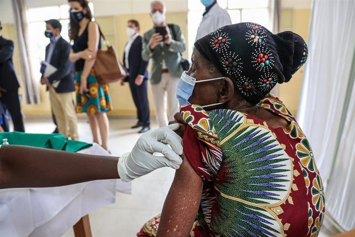 Vacunación contra la COVID-19 en Kigali, la capital de Ruanda. 